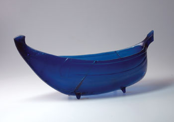 Schale in Form eines Schiffes aus geschliffenem
und poliertem tief blauem Glas